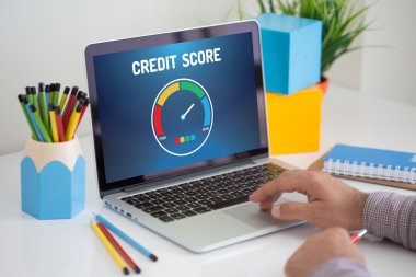 Kredi puanı uygulaması ile bilgisayar 