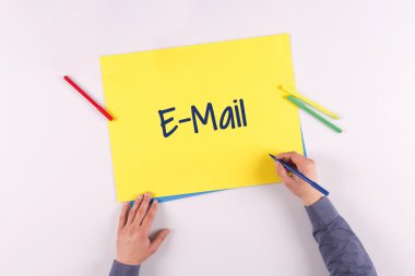 Sarı kağıda yazı el