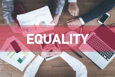 İş ekibi birlikte çalışıyor.