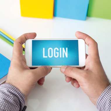 Akıllı telefon tutan adam.