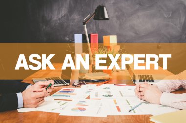 Ofiste birlikte çalışan iki işadamı.