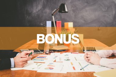 Ofiste birlikte çalışan iki işadamı.