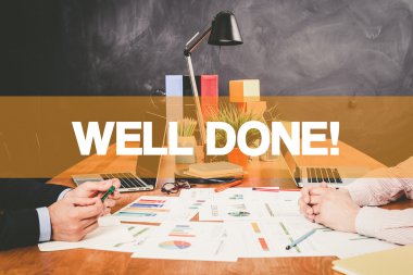 Ofiste birlikte çalışan iki işadamı.