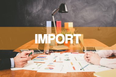 Ofiste birlikte çalışan iki işadamı.