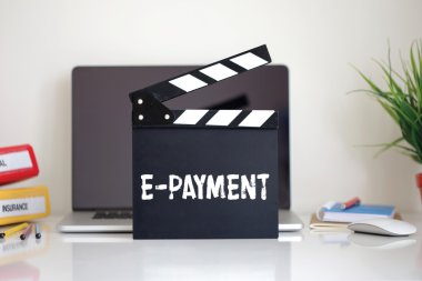 Sinema clapper üstünde okul sırası