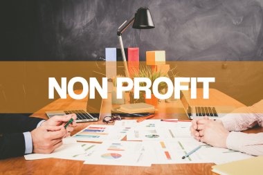 Ofiste birlikte çalışan iki işadamı.