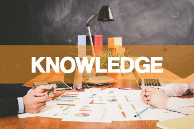 Ofiste birlikte çalışan iki işadamı.