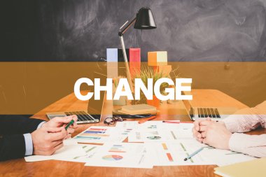 Ofiste birlikte çalışan iki işadamı.