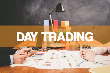 Ofiste birlikte çalışan iki işadamı.