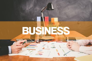 Ofiste birlikte çalışan iki işadamı.