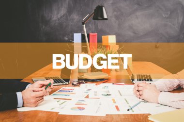 Ofiste birlikte çalışan iki işadamı.