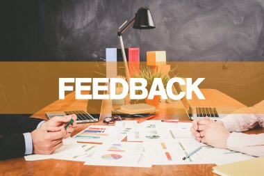 Ofiste birlikte çalışan iki işadamı.