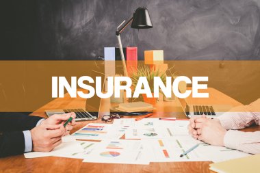 Ofiste birlikte çalışan iki işadamı.