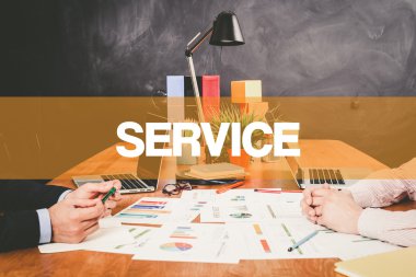 Ofiste birlikte çalışan iki işadamı.