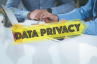 Birlikte masanın üzerinde çalışan iş adamları