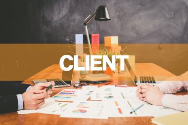 Ofiste birlikte çalışan iki işadamı.