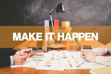 Ofiste birlikte çalışan iki işadamı.