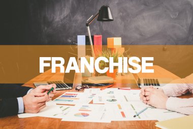 Ofiste birlikte çalışan iki işadamı.