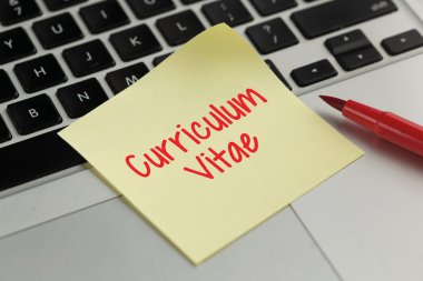 Yapışkan notu klavyede yapıştırılan