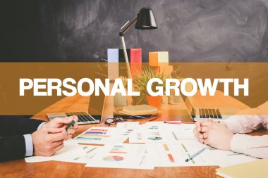 Ofiste birlikte çalışan iki işadamı.