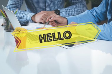 Birlikte masanın üzerinde çalışan iş adamları