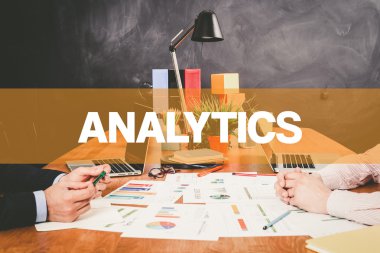 Ofiste birlikte çalışan iki işadamı.