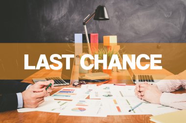 Ofiste birlikte çalışan iki işadamı.