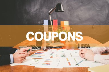 Ofiste birlikte çalışan iki işadamı.