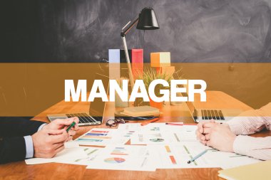 Ofiste birlikte çalışan iki işadamı.