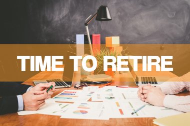 Ofiste birlikte çalışan iki işadamı.