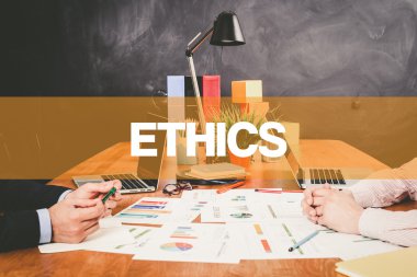 Ofiste birlikte çalışan iki işadamı.