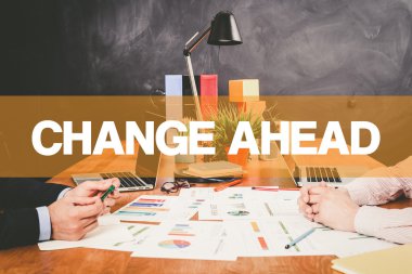 Ofiste birlikte çalışan iki işadamı.