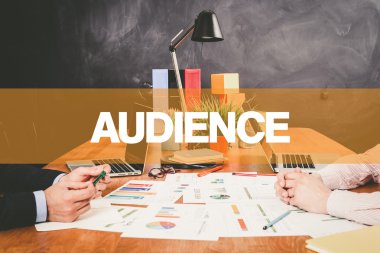 Ofiste birlikte çalışan iki işadamı.