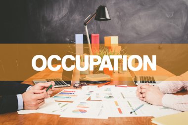 Ofiste birlikte çalışan iki işadamı.