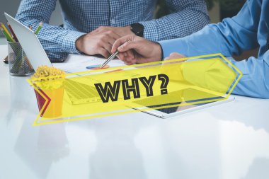 Birlikte masanın üzerinde çalışan iş adamları