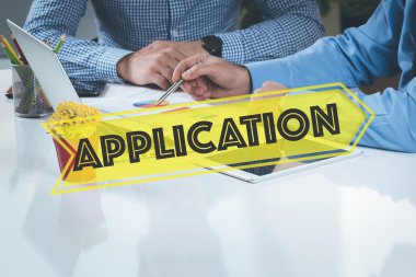 Birlikte masanın üzerinde çalışan iş adamları