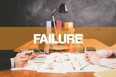 Ofiste birlikte çalışan iki işadamı.