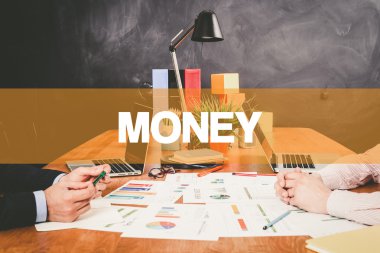 Ofiste birlikte çalışan iki işadamı.