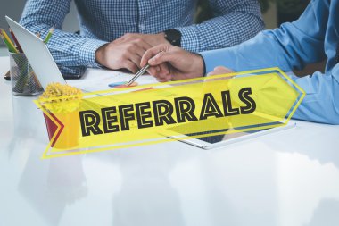 Birlikte masanın üzerinde çalışan iş adamları