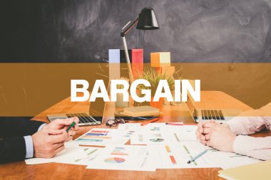 Ofiste birlikte çalışan iki işadamı.