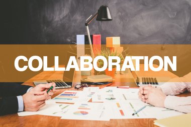 Ofiste birlikte çalışan iki işadamı.