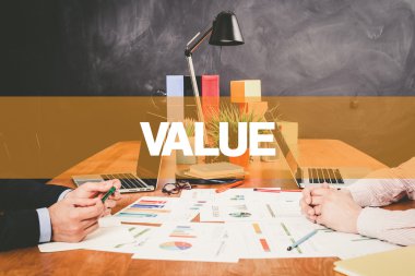 Ofiste birlikte çalışan iki işadamı.