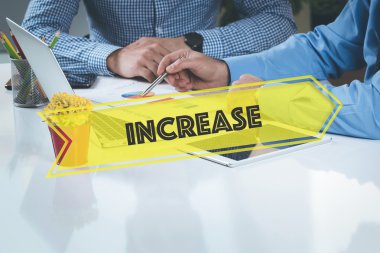 Birlikte masanın üzerinde çalışan iş adamları