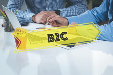 Birlikte masanın üzerinde çalışan iş adamları