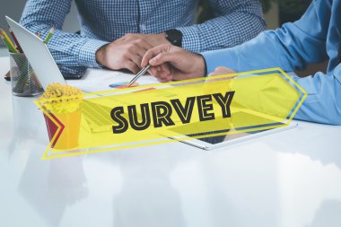 Birlikte masanın üzerinde çalışan iş adamları