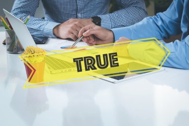 Birlikte masanın üzerinde çalışan iş adamları