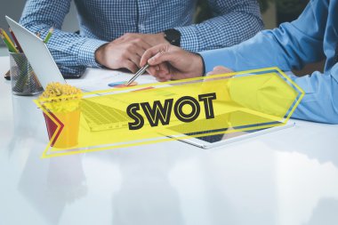 Birlikte masanın üzerinde çalışan iş adamları