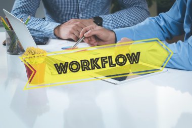 Birlikte masanın üzerinde çalışan iş adamları