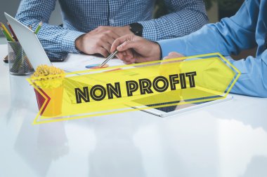 Birlikte masanın üzerinde çalışan iş adamları