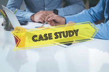 Birlikte masanın üzerinde çalışan iş adamları